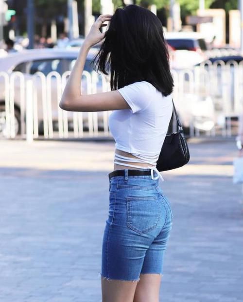 「美女」养眼女神街拍：眉清目秀的美女，一件蓝色背心配蓝色牛仔裤，青春活力十足