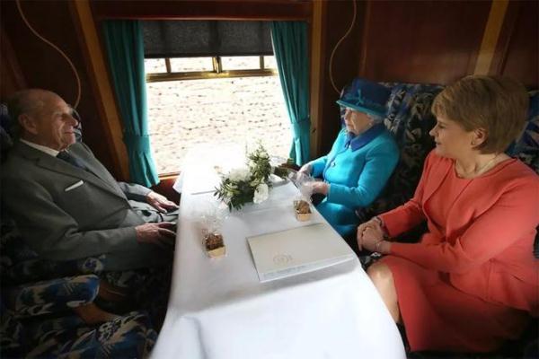 92岁英女王提倡节俭！独自出门赶火车，省下皇家列车5万英镑