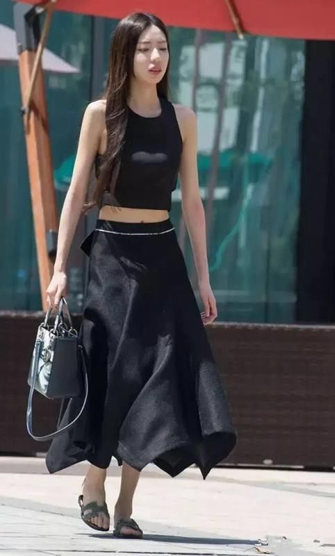 街拍:俯身的美女最动人 图三美女背后纹身是登录密码吗