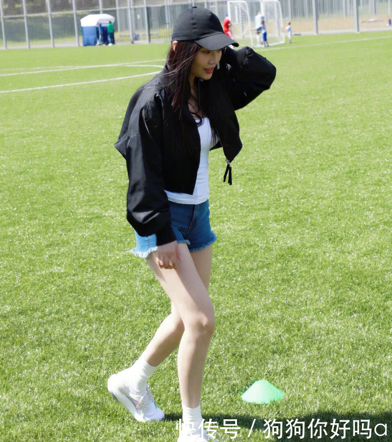 徐冬冬能好好坐吗？裤裙短得不一般，但这不雅观的坐姿意外亮了！