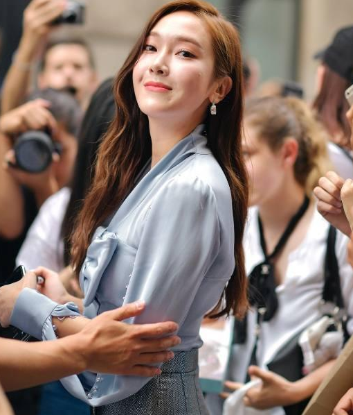 时装周秀身材真够狠: 这么窄的西裤还硬穿, 网友: 显腿长呗