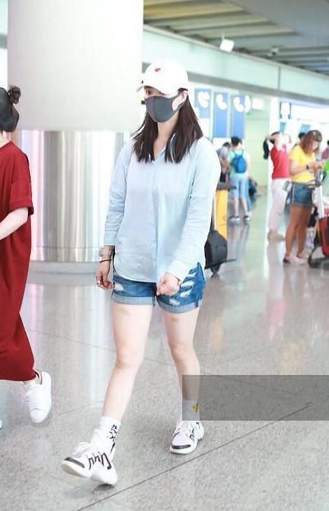 当110斤蒋欣穿上牛仔短裤，网友：终于见识到真正的浮肿腿了