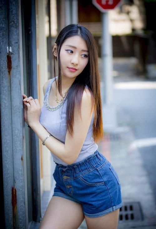  【风采】街拍：小姐姐端庄款式的牛仔裤呈现性感，彰显自己的青春风采
