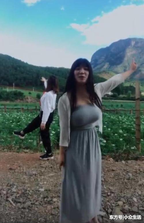 街拍:紧身裙使女人光彩夺目,乡下的小姐姐女人味十足!