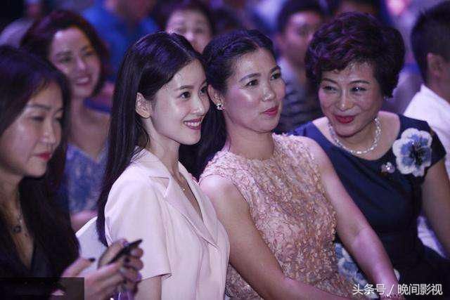 谁都不敢和章泽天同框，颜值杀伤力忒大，网红hold不住！