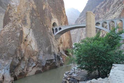 中国这座大桥不许停车不许拍照，战士融进水泥里，常年有官兵驻守