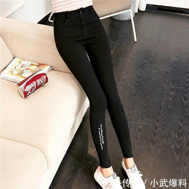还在穿防走光打底裤就过时了 现在流行可外穿的打底裤了