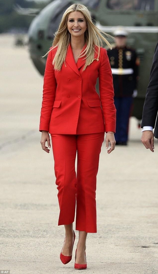 伊万卡穿一身火红装，宛若待嫁新娘，红色高跟鞋和大长腿更配哦！