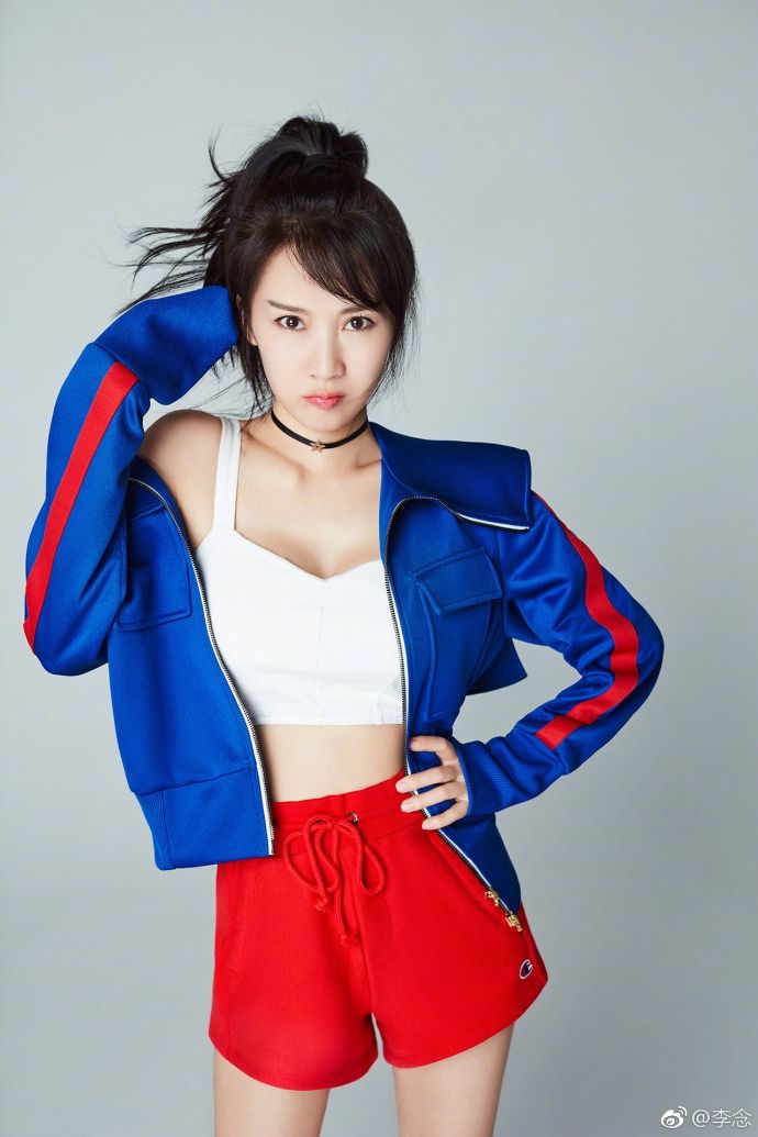 阔太李念最新写真曝光，大秀蛮腰身材好，网友:满屏的青春活力