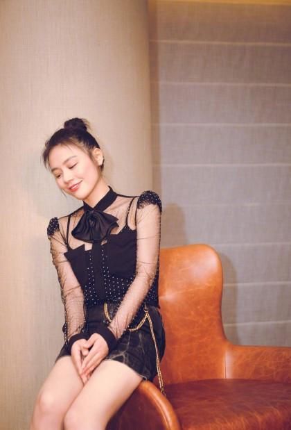 马思纯真大胆，吊带外穿“透视装”就亮相活动，黑色垫肩太抢镜!