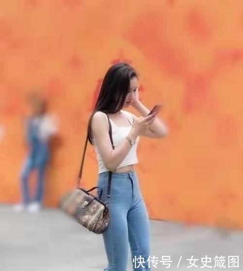『喇叭裤』小姐姐穿时尚喇叭裤,尽显大长腿,身姿苗条让人羡慕!