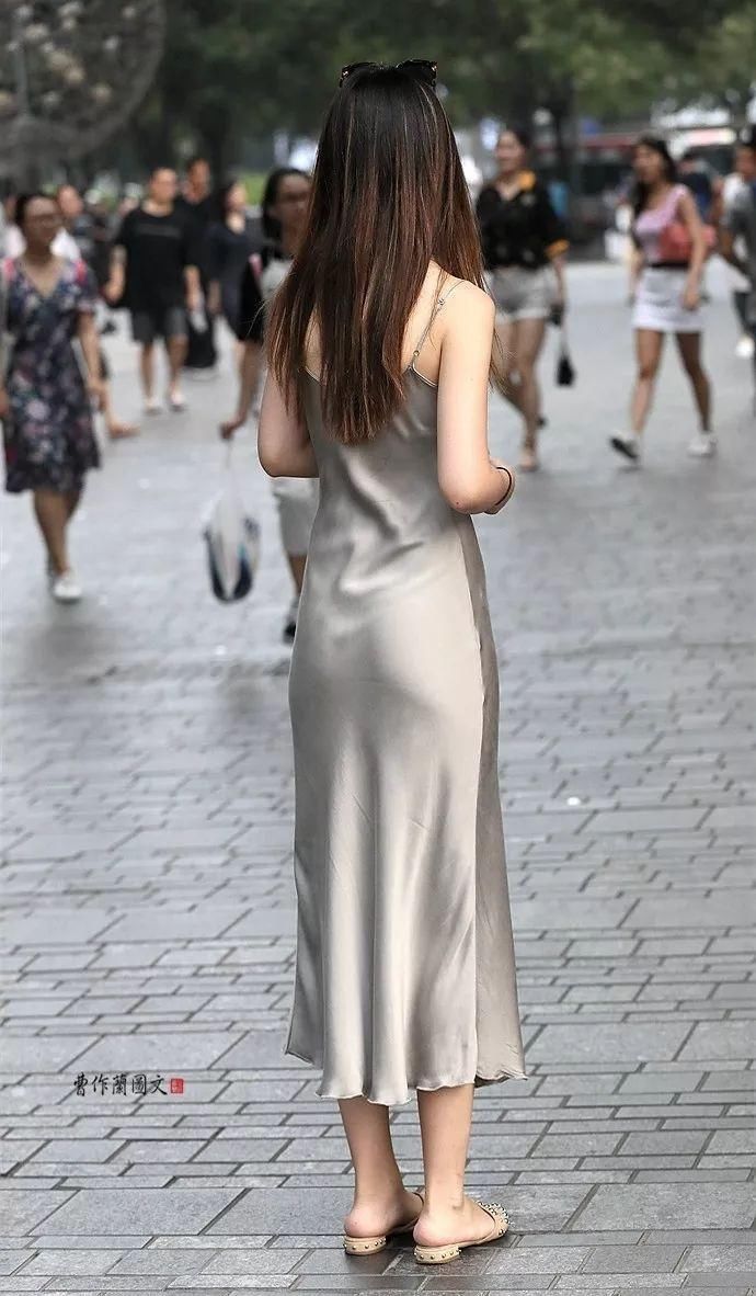 街拍:勾画凹凸有致好身材的包身裙美女