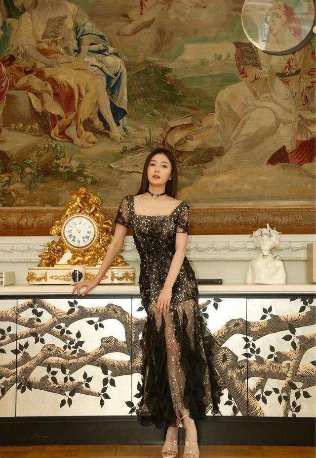 看了秦岚的腿，男人都快怀疑人生了，网友：秀腿不是你这样的！