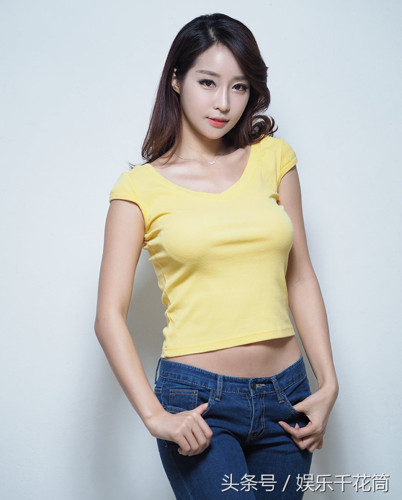 模特变身小黄人很清纯可爱,红色高跟鞋时尚漂亮