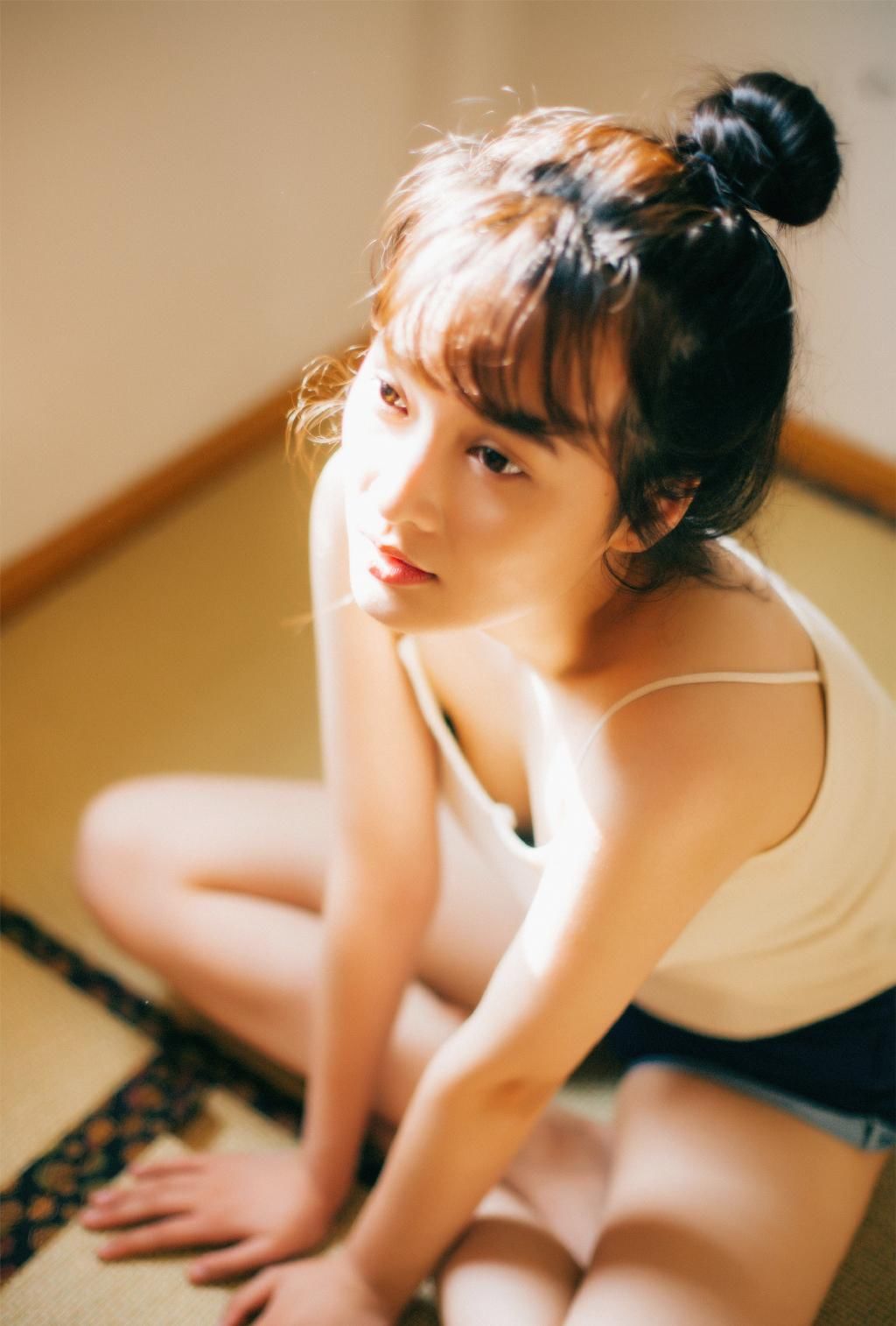 丰腴吊带美女火辣性感私房写真图片