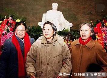 机要秘书张玉凤与李敏、李讷、毛新宇的合影照，晚年的她气质优雅
