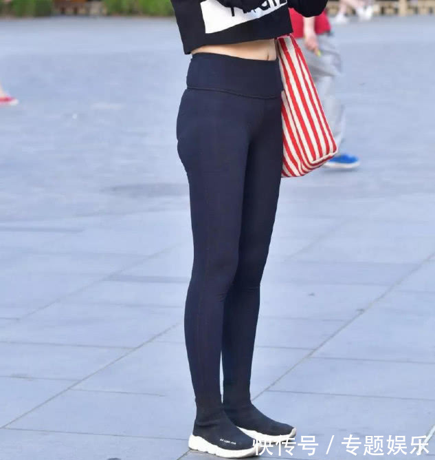 街拍：小姐姐学会搭配打底裤，你会打开穿搭新世界的大门！