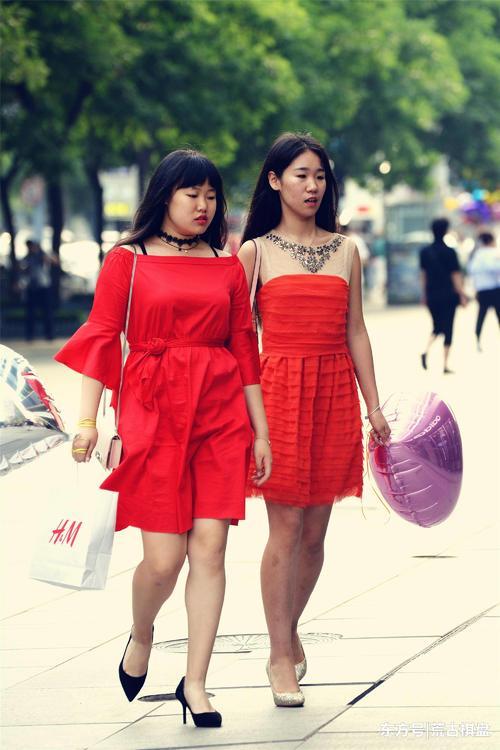一对身材不同的闺蜜，她们穿着红裙，却搭配不一样的尖头细高跟鞋