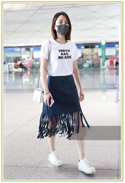 马苏彻底逆袭啦?T恤配流苏裙超清纯，网友:肚子上的赘肉暴露了