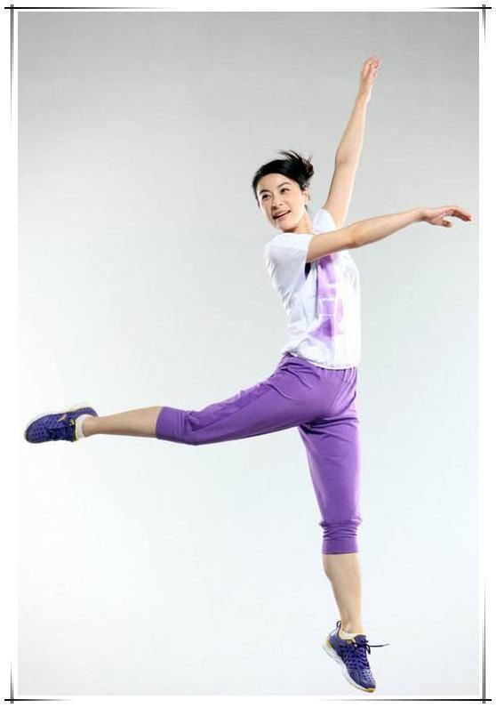 路人镜头下的郭晶晶，穿着朴素似路人，网友:这才是真正的豪门!