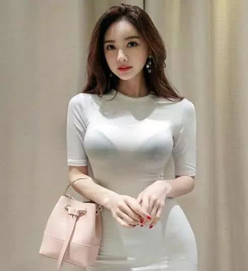 街拍：黑白分明的小姐姐，一条连衣裙很是灵动