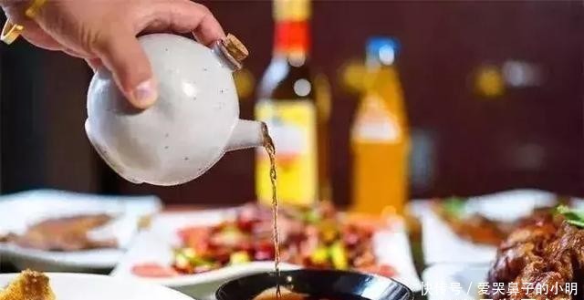 农村俗语“酒中不语真君子”，下半句才是精华，说透人性入木三分