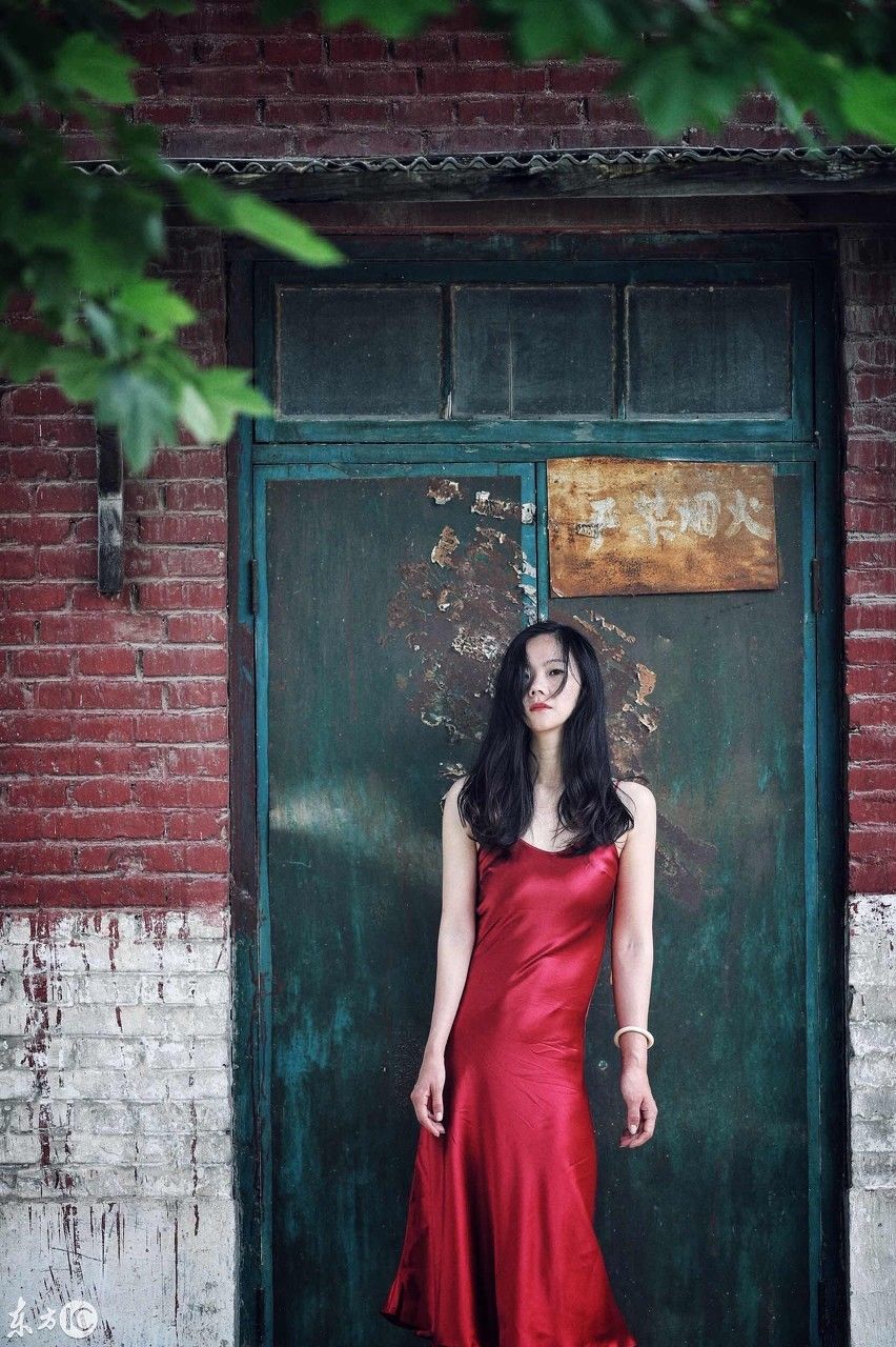 厂里来了个美女，太漂亮了