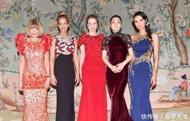 「气质」邓文迪单身后真敢穿!微透上衣映出完美比例,性感又不显低俗