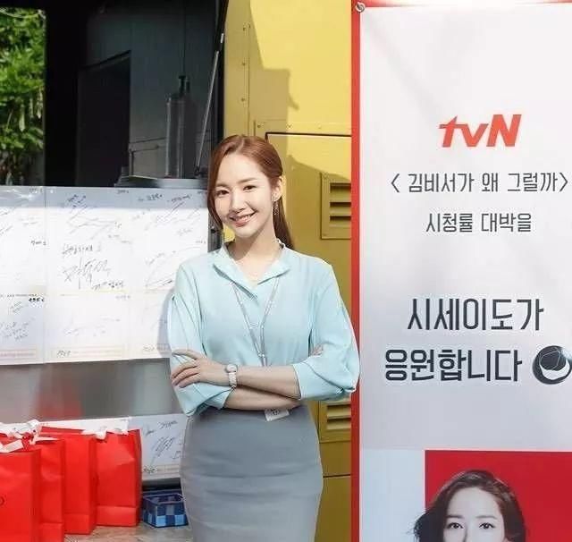 朴敏英的秘书穿搭为什么这么美?果真时尚的完成度还是要看脸