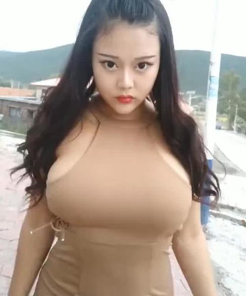 95后小姐姐穿上包臀裙呼之欲出,现在的女生发育真好