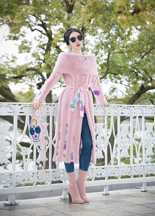 时装搭配·ifashion｜交叉十字的刺绣针法，清新的花朵漫落周身