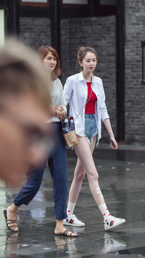 路人街拍，清秀小姐姐穿着干练又大气，五官精致，气质优雅！