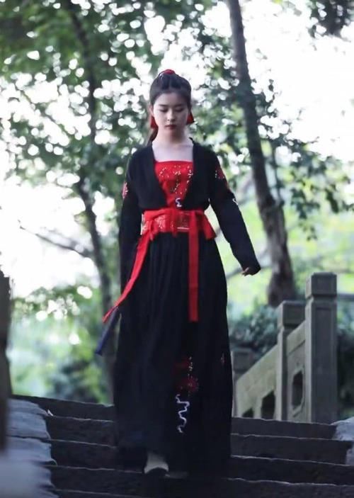 「风范」外表甜到齁的萌妹子,穿上“改良版汉服”后,侠义风范尽显!