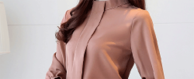 入秋后，老婆不爱穿裙子，买了洋气又好看的百搭衫，美的让人心醉