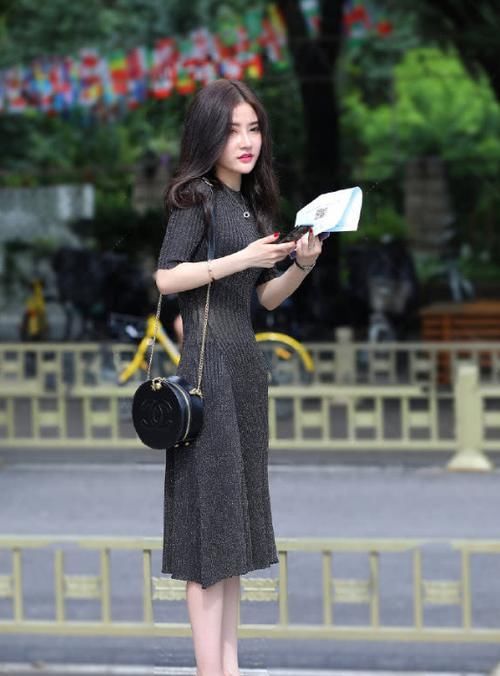  【身穿】街拍：小姐姐身穿针织长裙，看上去温柔又简约，可爱极了