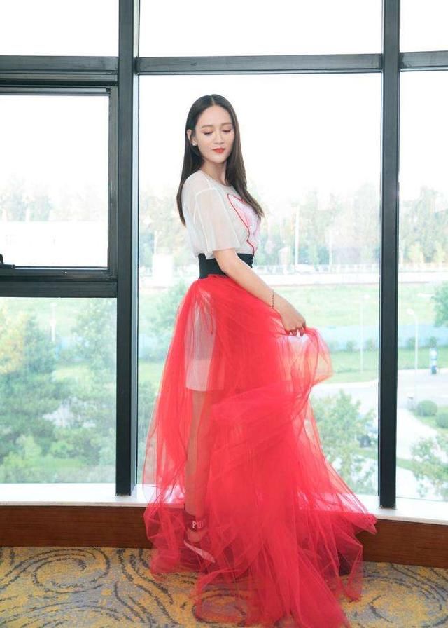 陈乔恩胆真肥，为了秀腿整条半身裙都是薄纱，网友:一般人不敢穿