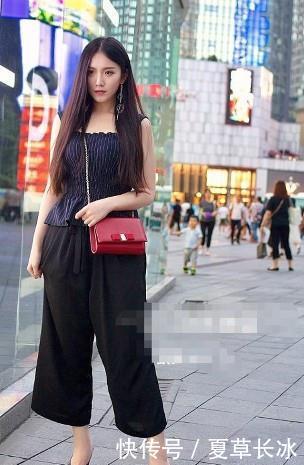  「吊带」路人街拍，小姐姐搭配紫色的修身吊带，特别显年轻