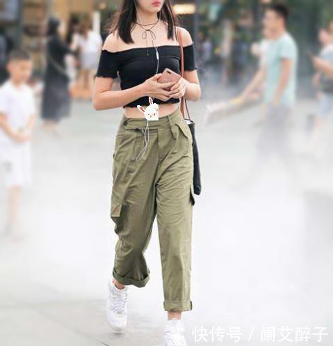  #穿搭#粉嫩的裹胸上衣，适当的褶皱修饰身形，尽显浪漫风情与女性魅力