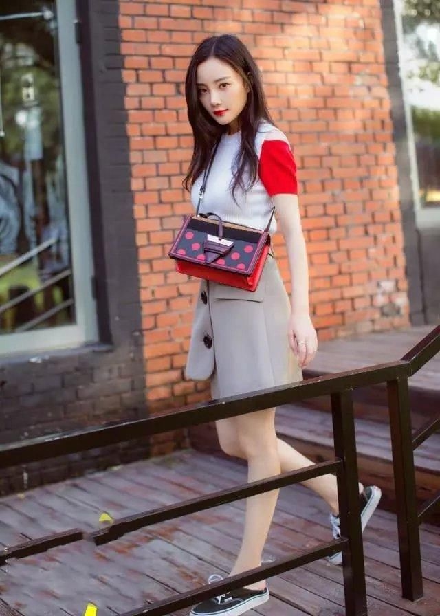 李小璐一改之前的大胆风格，走起清新少女风，网友：像甜馨姐姐！