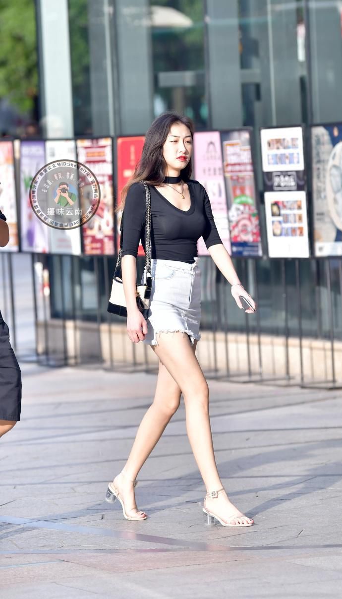 街拍:神似范冰冰的小姐姐，紧身T恤勾勒出的身材曲线，性感美丽