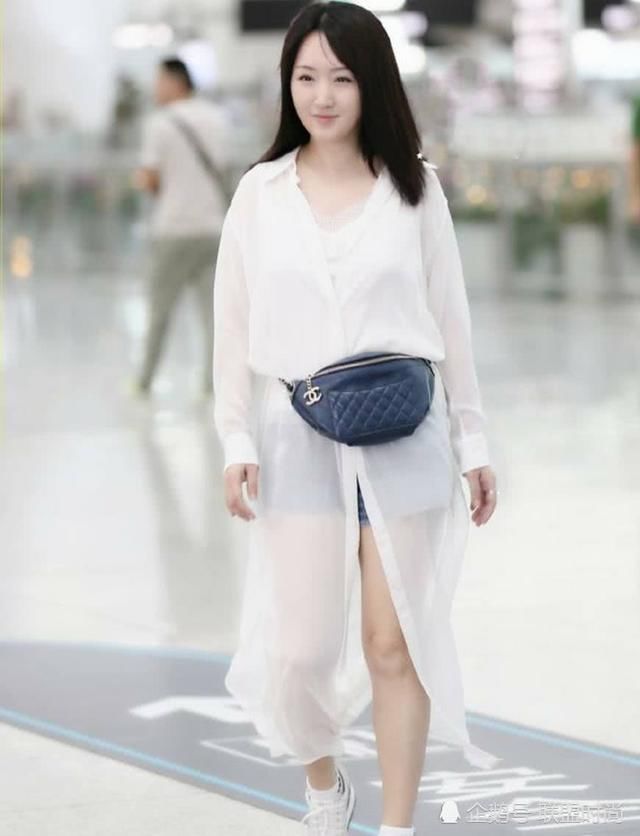 47岁杨钰莹胆真大，穿条看不见的短裤出门，网友：只有17岁吧？