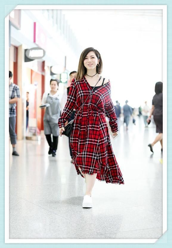 邓紫棋对自己真狠！这么紧的短裤都敢挑战，网友：简直像换了双腿