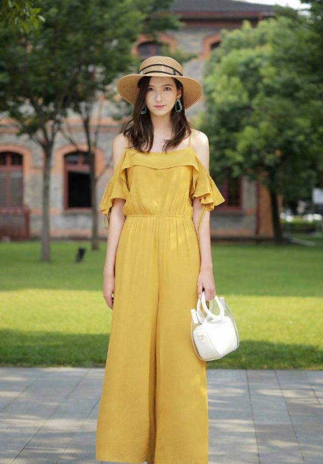  「气质」时尚的姑娘不怕麻烦，穿上优雅的连体裤，凸显洒脱干练的气质