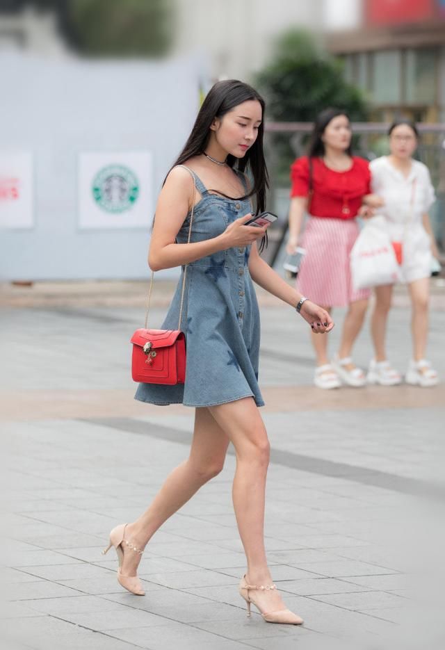 街拍，长得好看，不如穿得好看，这几款时尚穿搭，你值得拥有!