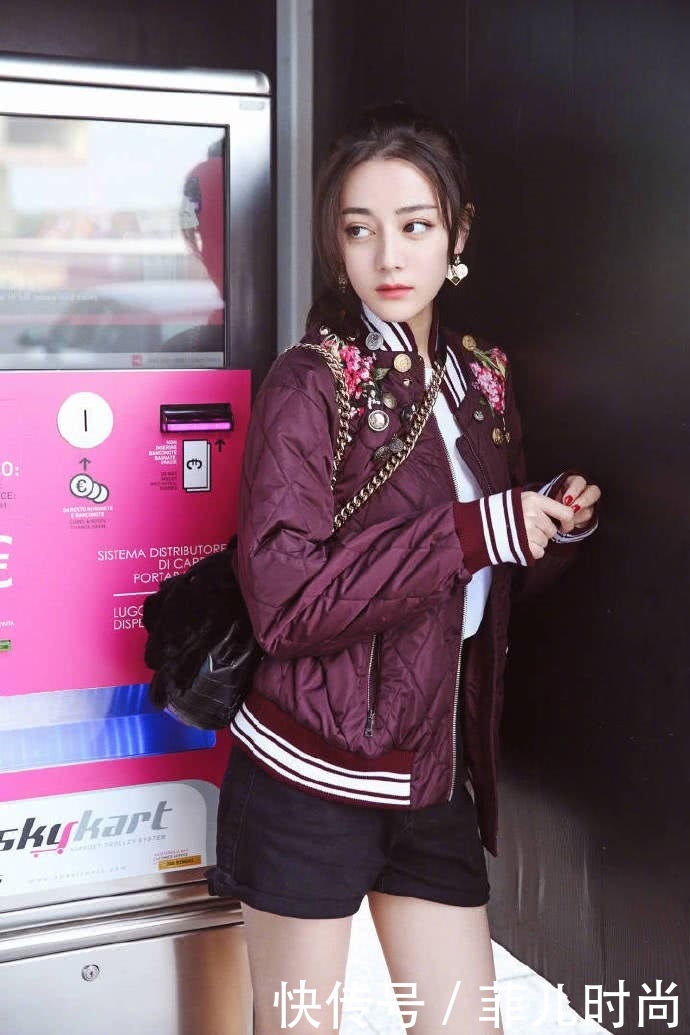 迪丽热巴真自信！穿条超短裤现机场，搭配长袜子毁一身！