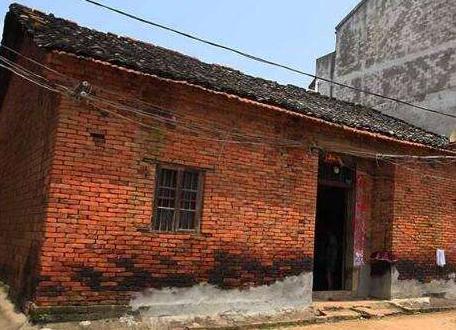 为什么现在农村禁止使用红砖建房子？老农说了三点原因