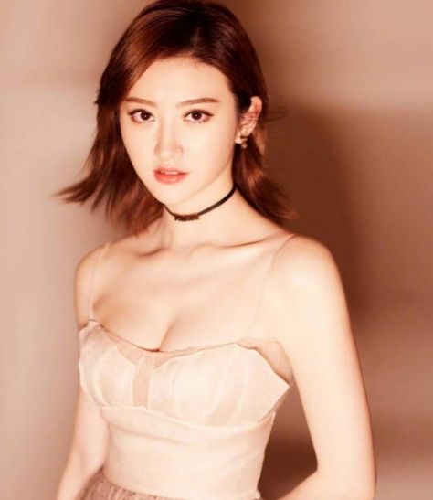 都是品牌活动大使，baby昂首挺胸造型仍输景甜，差距太大了