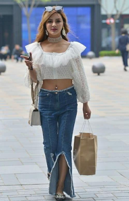街拍：气质美女牛仔裤小开叉，小姐姐绝对有一种高挑十足的气质