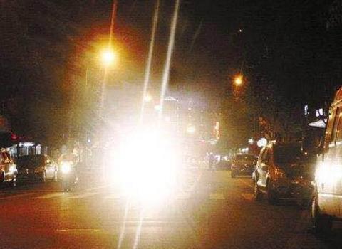 三下双闪是什么意思？老司机提醒：公认的五大灯语，安全又礼貌！