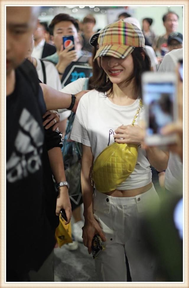 没张韶涵的马甲线真别穿露脐装，像蔡依林一样暴露小肚腩就尴尬了